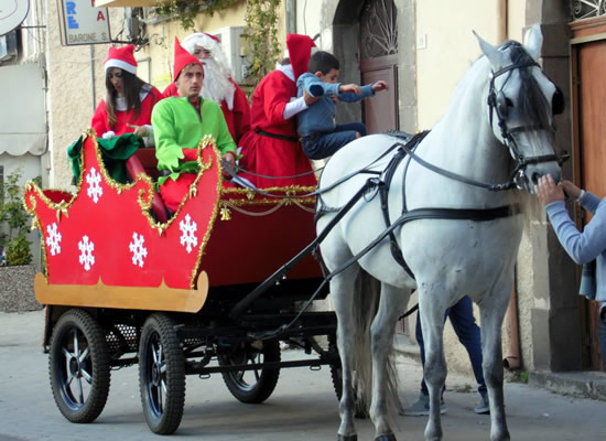 PER I PIÙ PICCOLI | Santa Claus con le aiutanti e l'elfo cocchiere.  Foto n. 2