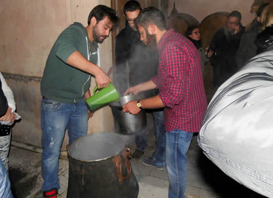 UN OCCHIO ALLA TRADIZIONE GASTRONOMICA | Preparazione della ricotta a Santa Teresa. Foto n. 7