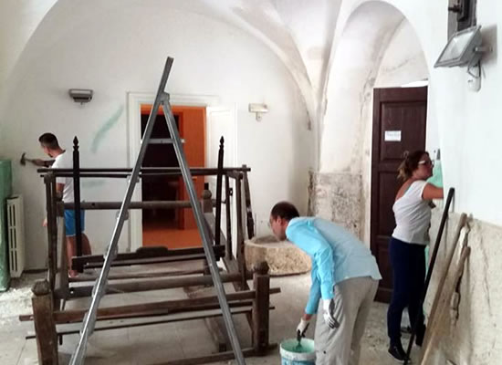 VOLONTARI ALL'OPERA | Il Museo etnoantropologico durante i lavori di ristrutturazione. Foto n. 2