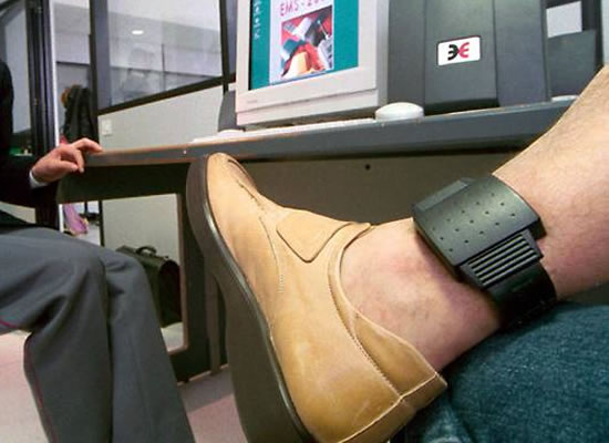 SORPRESO IN STRADA | L'allarme emesso dal braccialetto elettronico è scattato subito dopo l'allontanamento del detenuto da casa. Foto n. 2