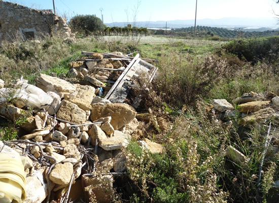 MATERIALE INQUINANTE | Una parte della discarica di contrada Grassura. Foto n. 2