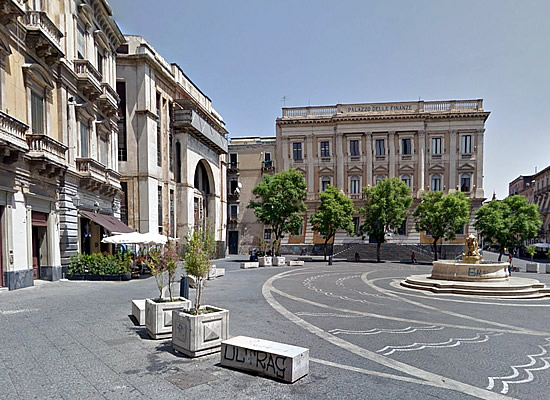 A SPASSO CON LA DROGA | I due migranti si trovavano in piazza Bellini, a Catania. Foto n. 2