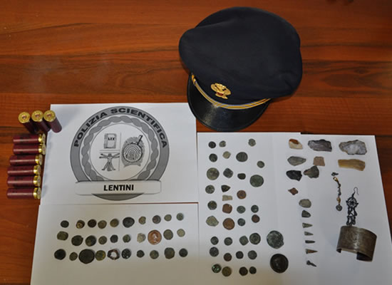 IN CORSO ULTERIORI INDAGINI | I reperti sequestrati a Scordia.  Foto n. 2