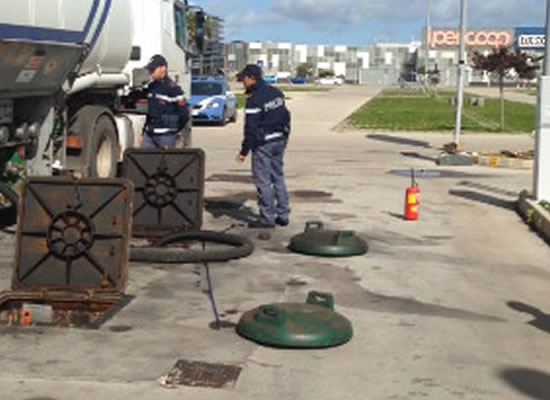 LA "BASE" AD AUGUSTA | Il travaso avveniva in un'officina per tir. Foto n. 2