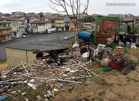 L'AREA SEQUESTRATA | Il deposito abusivo di rottami. Foto n. 2