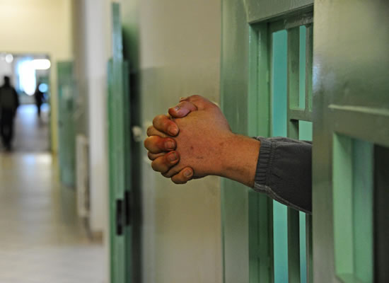 UNA LUNGA SERIE DI ACCUSE | Il 39enne è stato condotto in cella dai carabinieri. Foto n. 2