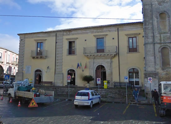 IN ATTESA DI FONDI PER LA RIPARAZIONE | La lapide si trova al momento in un magazzino. Foto n. 2