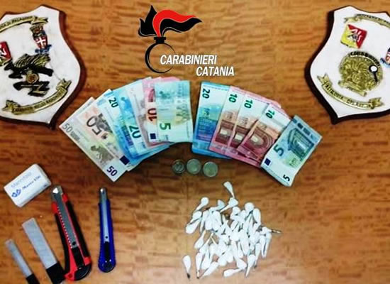 SEQUESTRATA ANCHE L'AUTO | I soldi, il materiale e la droga trovati dai carabinieri. Foto n. 2