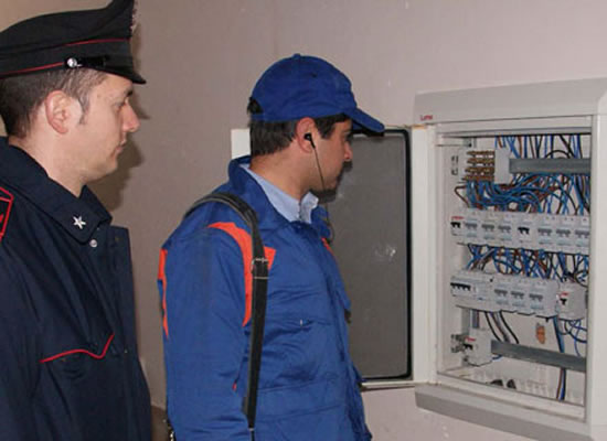 ALLACCI ABUSIVI | L'uomo denunciato usufruiva illegalmente delle reti elettrica e telefonica. Foto n. 2